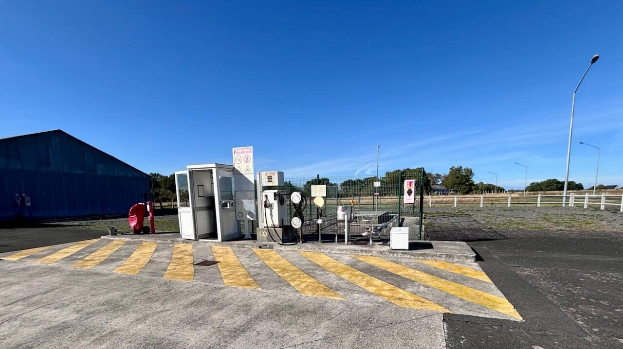 Le poste d’avitaillement de l’aérodrome, carte bleue et carte Total