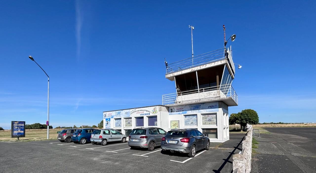 Le club et son parking, au pied de la tour de contrôle