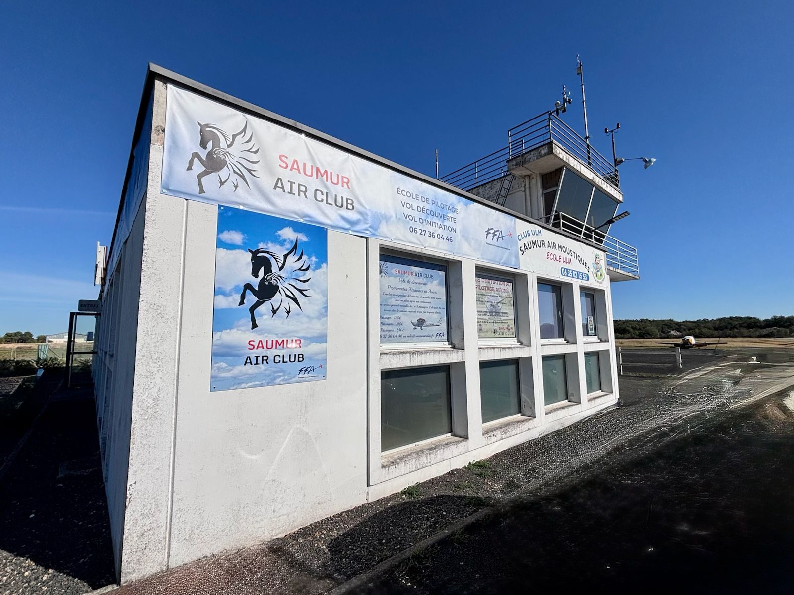 Le bâtiment du Saumur Air Club et sa tour, avec l’école ULM Saumur Air Moustiques