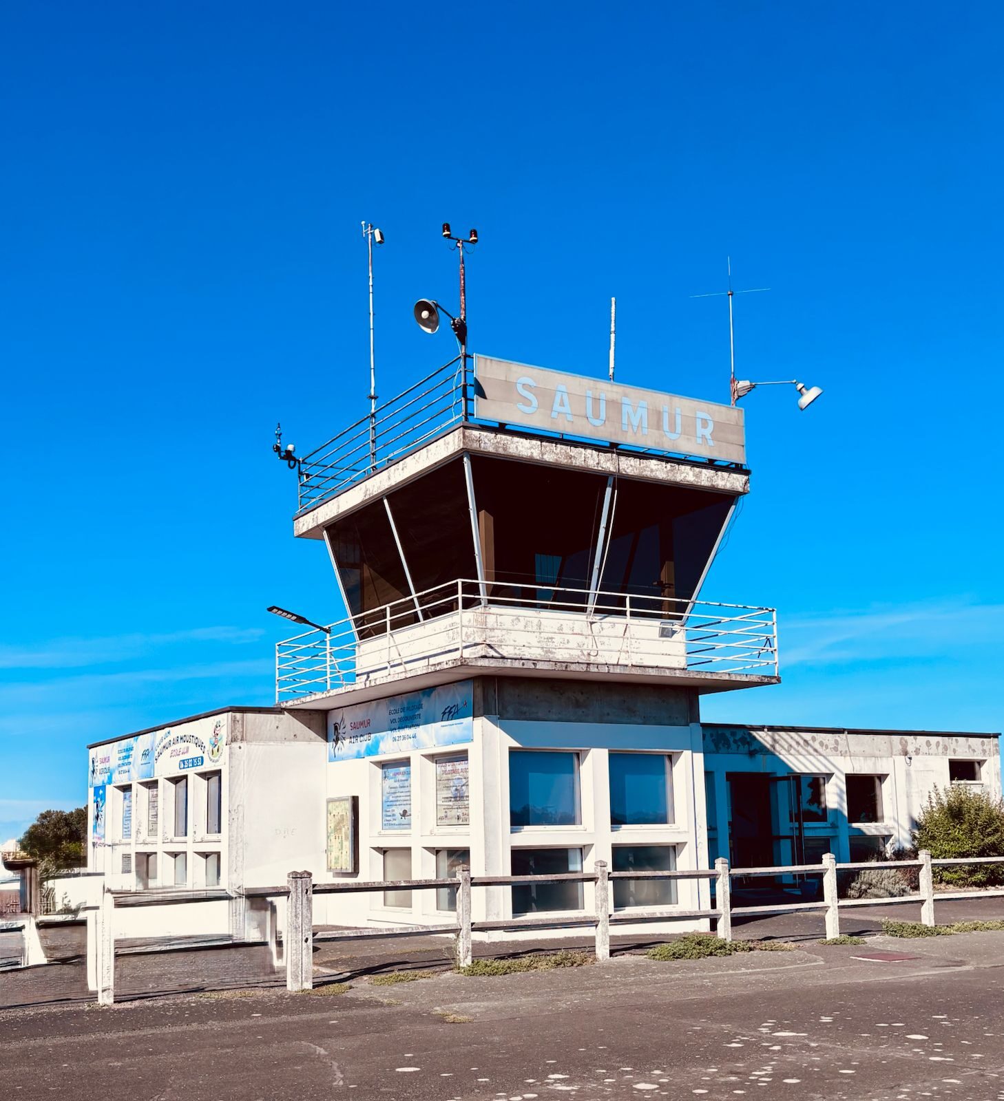 La tour de contrôle et le bâtiment du club, vus depuis le tarmac