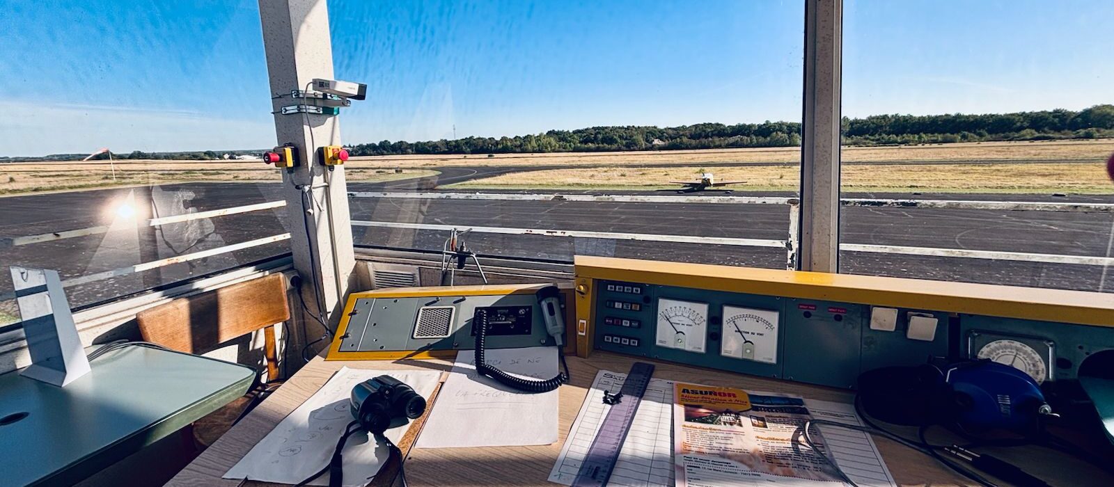 Vue panoramique depuis la tour de contrôle sur la piste de l’aérodrome de Saumur Terrefort