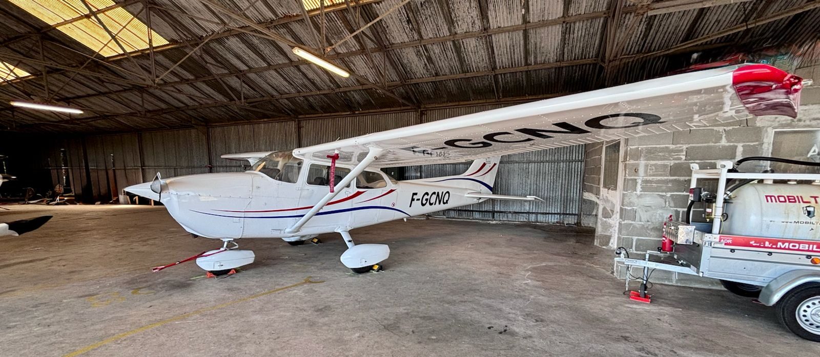 Le Cessna 172 F-GCNQ près du camion d’avitaillement mobile