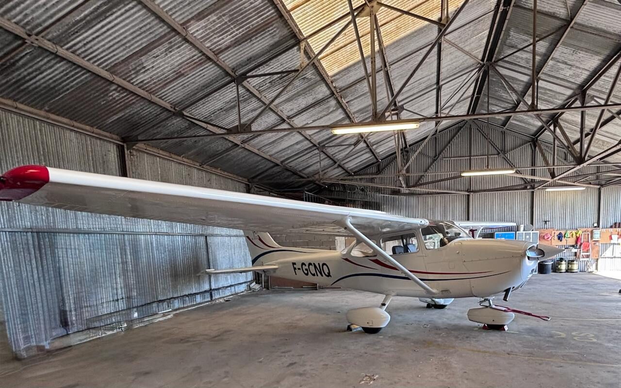 Le Cessna 172 F-GCNQ vu de l’arrière dans le hangar