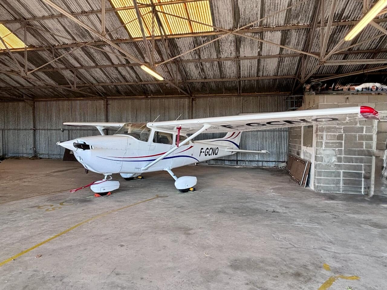 Le Cessna 172 F-GCNQ dans le hangar du club