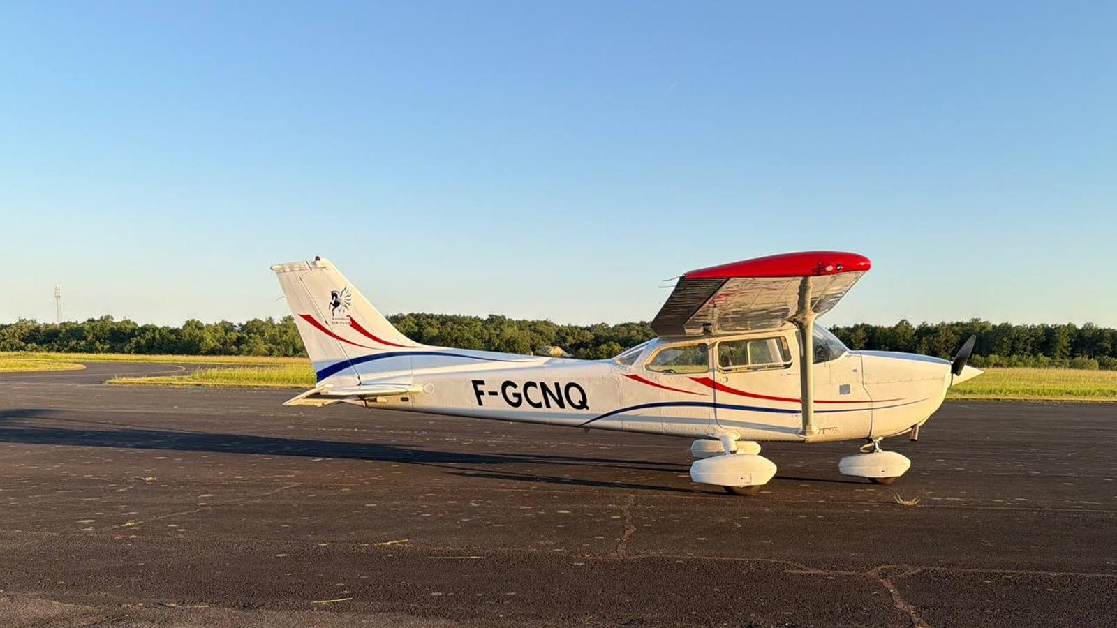 Le Cessna 172 F-GCNQ du club devant la tour de l’aérodrome de Saumur