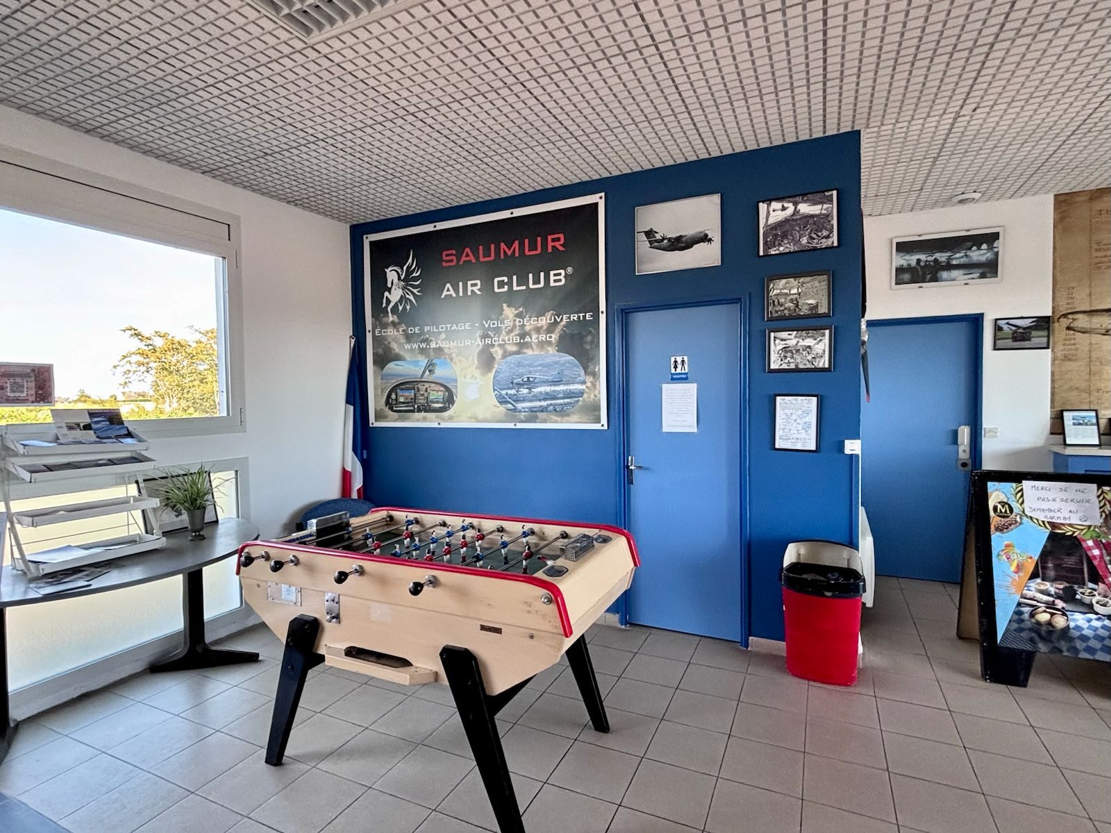 La salle de convivialité du club house, avec baby-foot