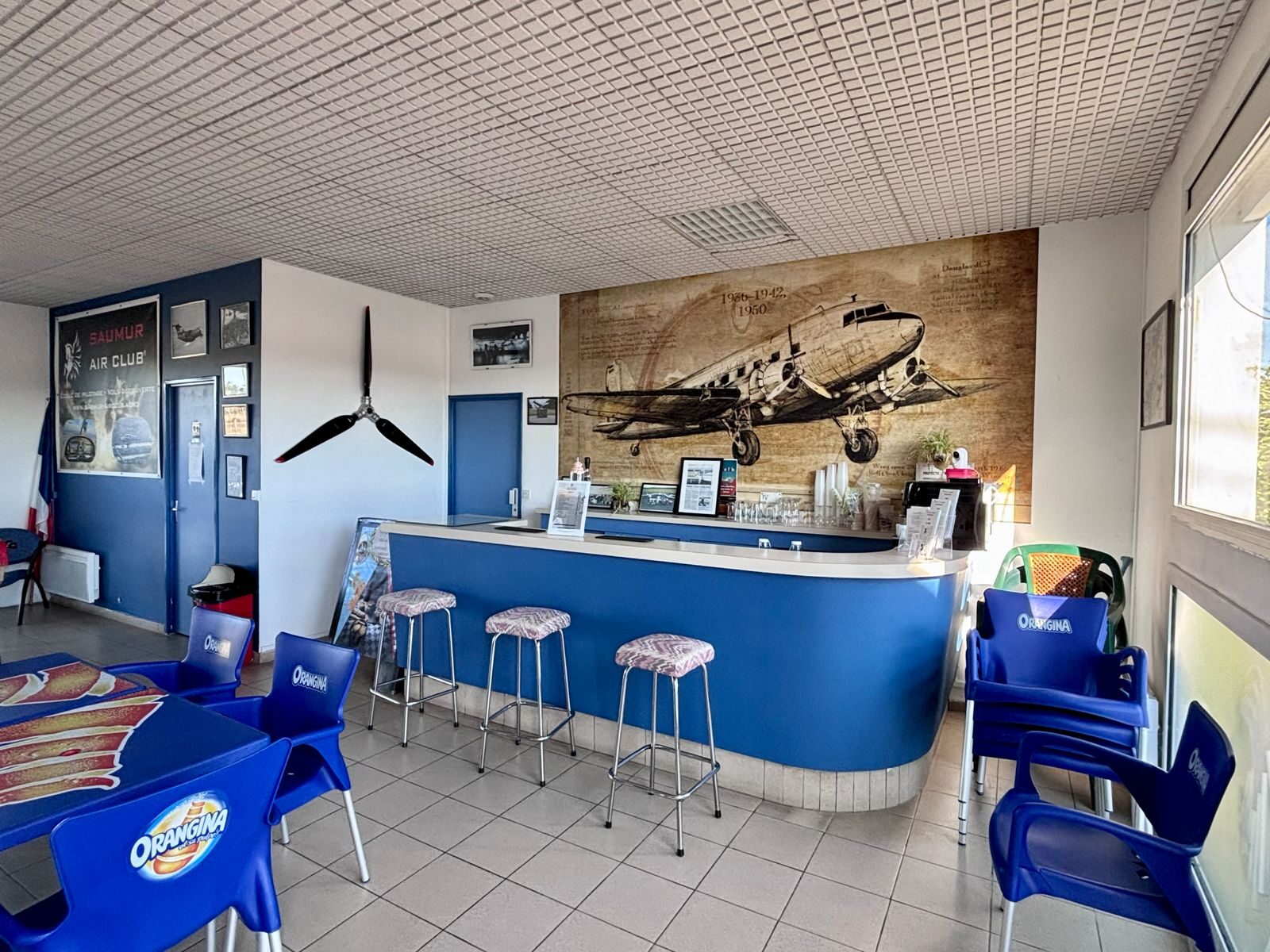 Le bar du club house, avec sa fresque murale d’avion vintage