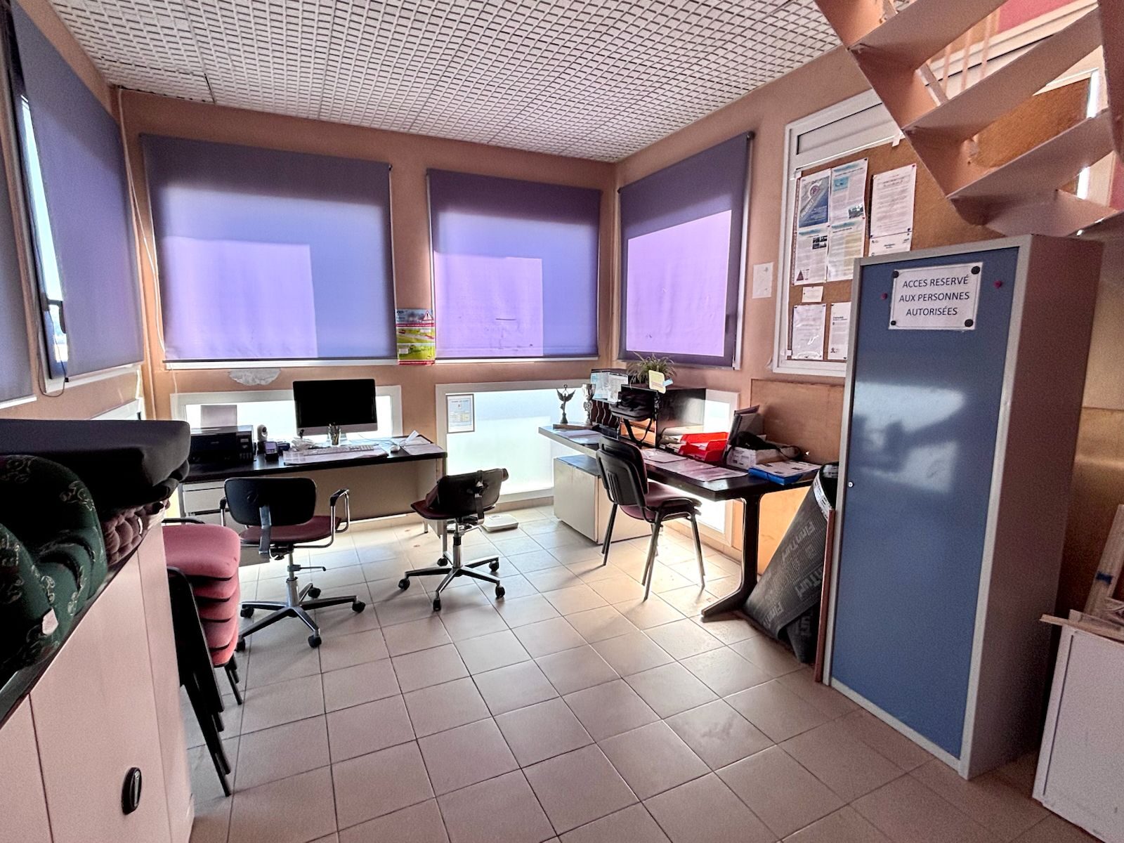 Le bureau du club, avec postes de travail et accès à l’étage