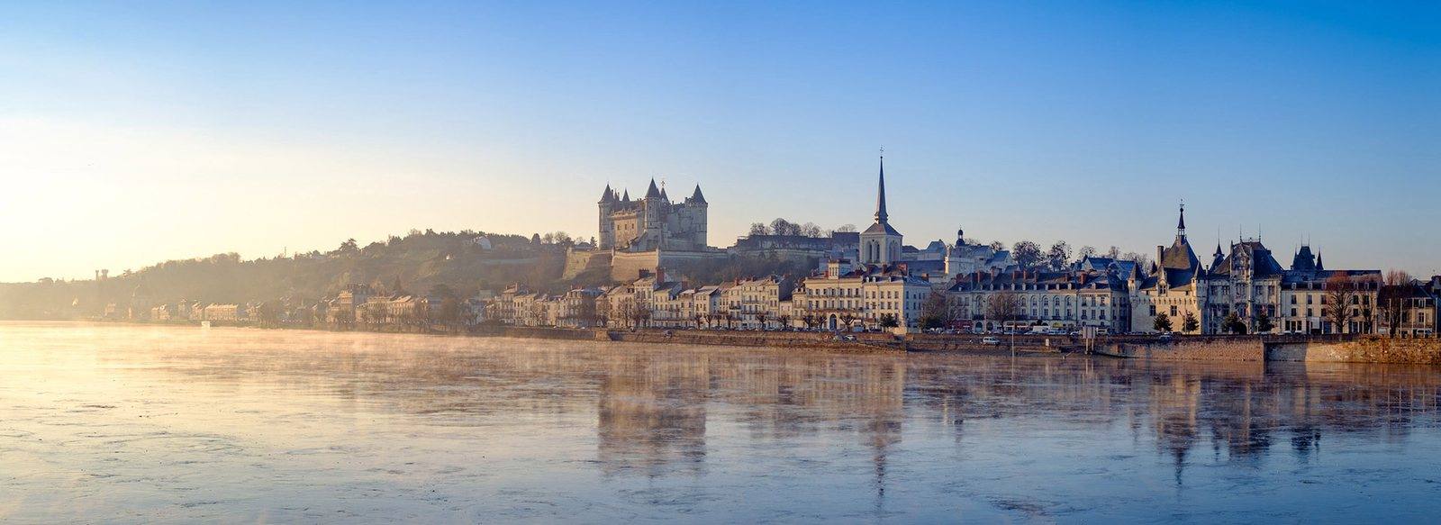 Le château de Saumur et la Loire au lever du jour