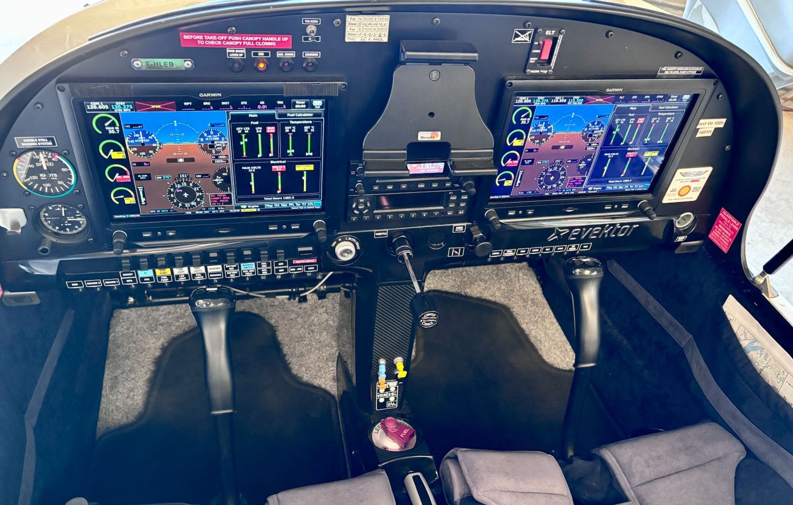 Le poste de pilotage biplace de l’Evektor SportStar, deux écrans Garmin