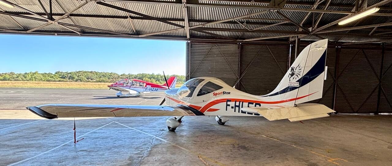 L’Evektor SportStar F-HLEB à l’entrée du hangar