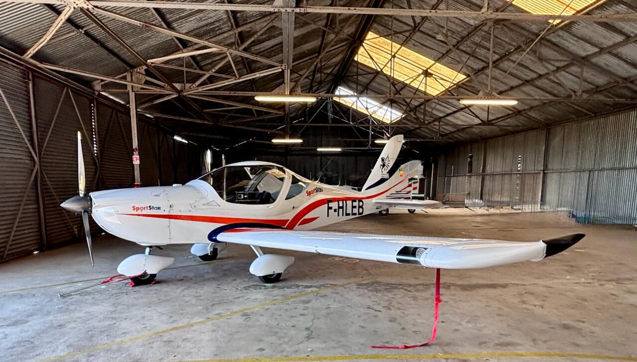 L’Evektor SportStar F-HLEB dans le hangar du club