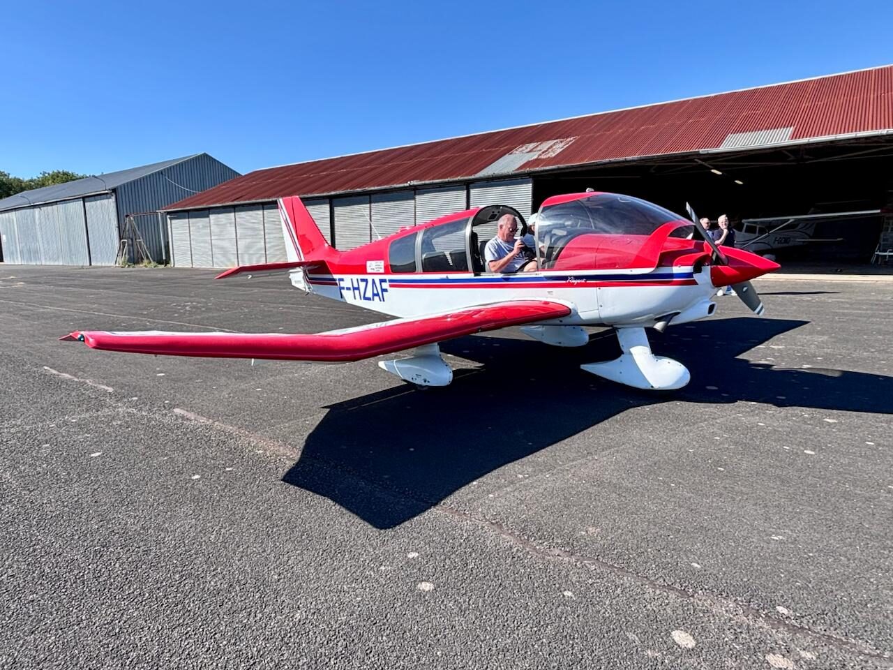 Le Robin DR 400 F-HZAF, vue de face avec un pilote en cabine