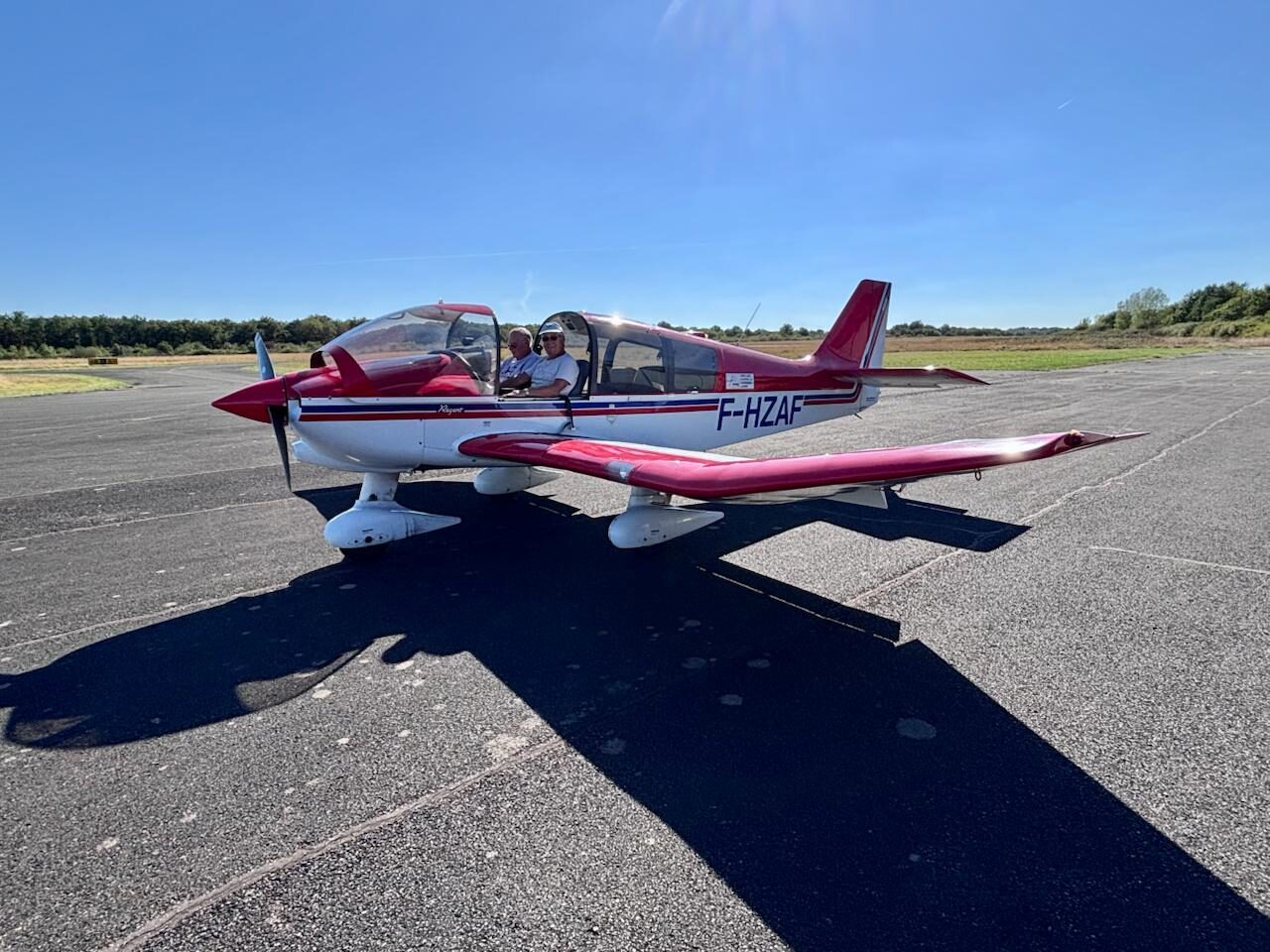 Le Robin DR 400 F-HZAF au parking avec deux passagers