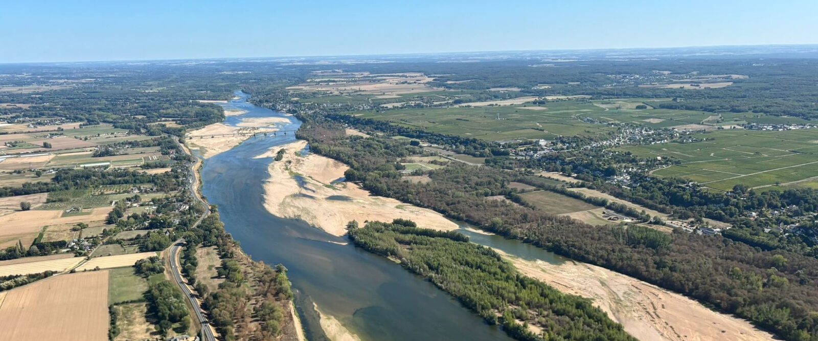 La Loire et ses bancs de sable vus d’avion, près de Saumur